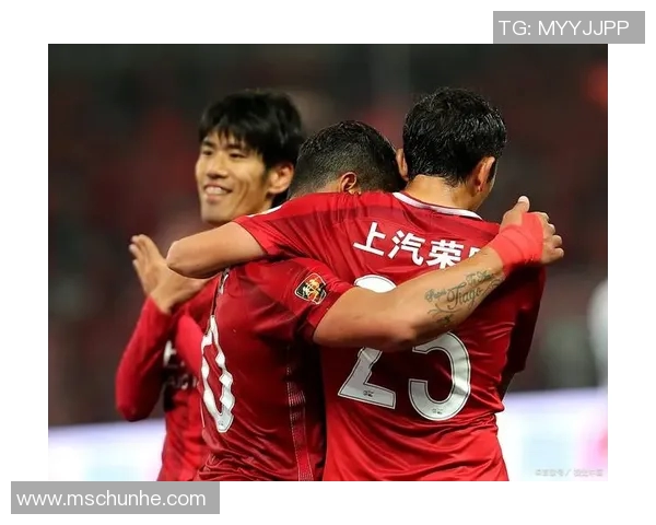 黑红色衣服的足球明星在赛场上的辉煌与挑战之路